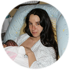 Mutter mit Neugeborenem im Spital