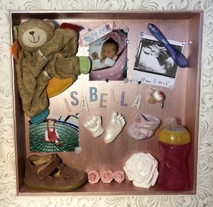 Erinnerungsrahmen mit Abdrücken von Babyhand- und Fussfläche